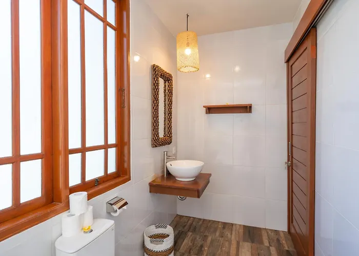 Villa Wes - Legian - 5 Bedroom - 4 Bath - Location Seminyak