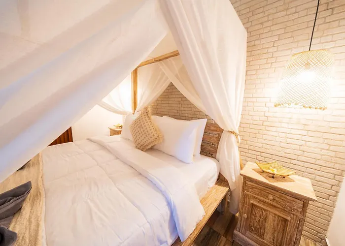 Wes - Legian - 5 Bedroom - 4 Bath - Location Villa