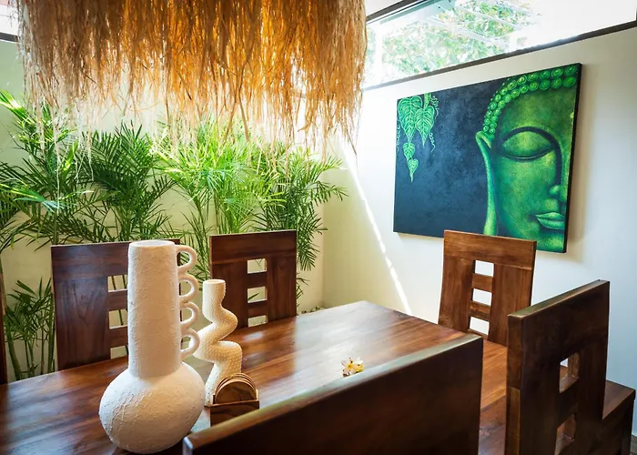 Wes - Legian - 5 Bedroom - 4 Bath - Location Seminyak